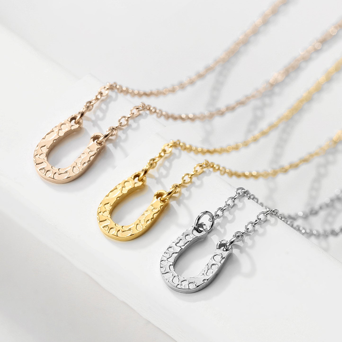 Collier ras du cou minimaliste en acier inoxydable 316L pour femme, pendentif en forme de fer à cheval, lettre U