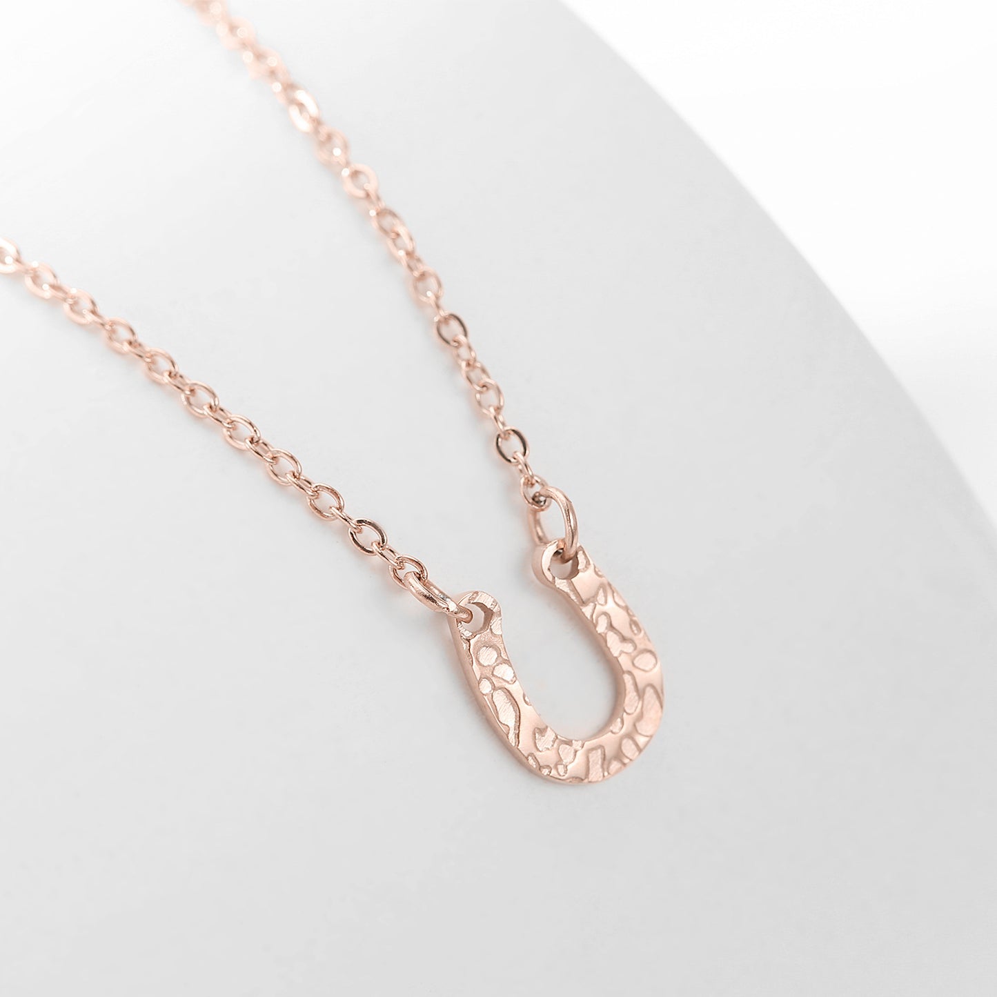Collier ras du cou minimaliste en acier inoxydable 316L pour femme, pendentif en forme de fer à cheval, lettre U