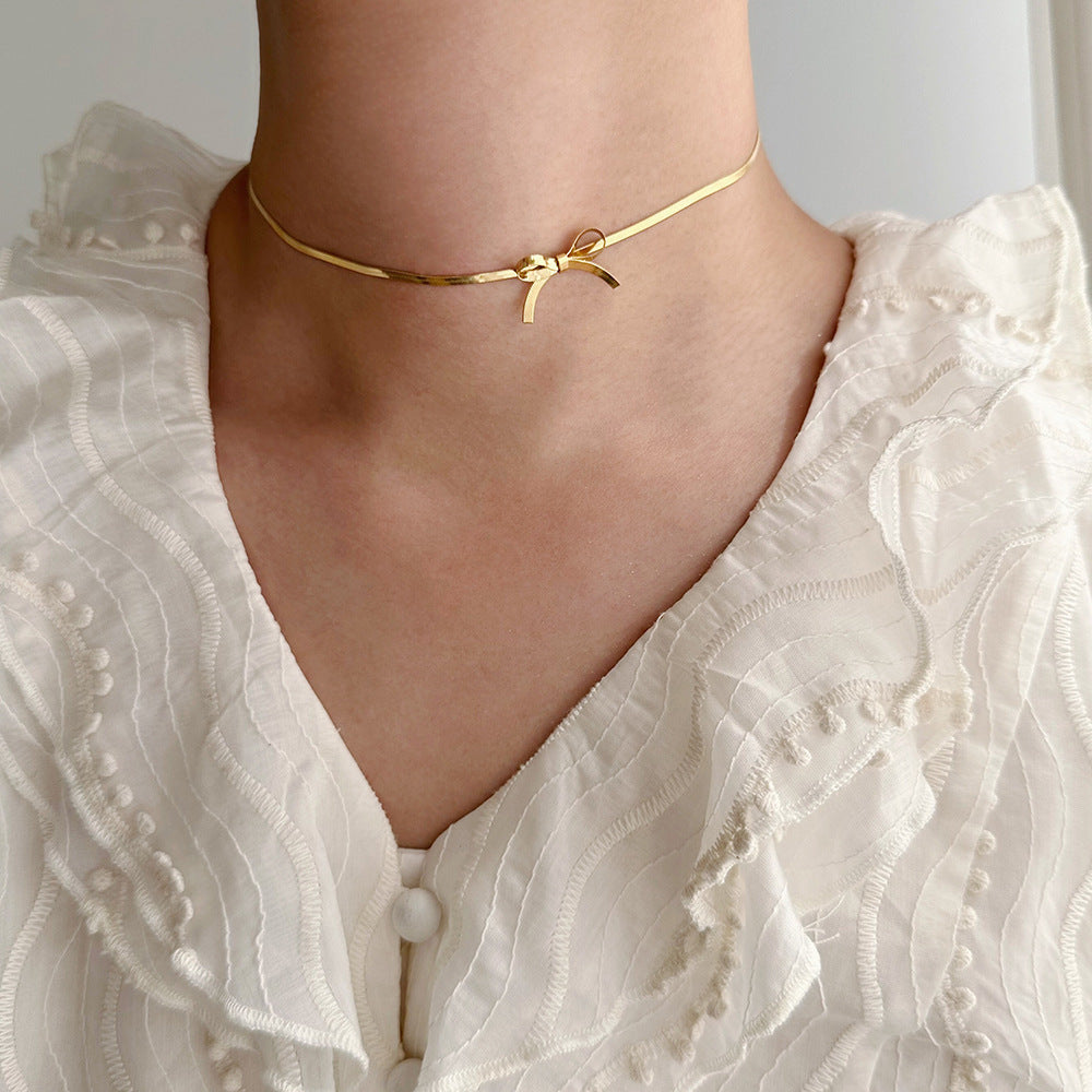 Collier tendance en acier inoxydable plaqué or avec nœud papillon pour femme, chaîne serpent, élégant, design de niche, breloques, ras du cou, bijoux cadeaux
