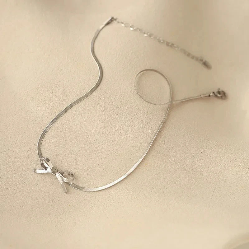 Collier tendance en acier inoxydable plaqué or avec nœud papillon pour femme, chaîne serpent, élégant, design de niche, breloques, ras du cou, bijoux cadeaux