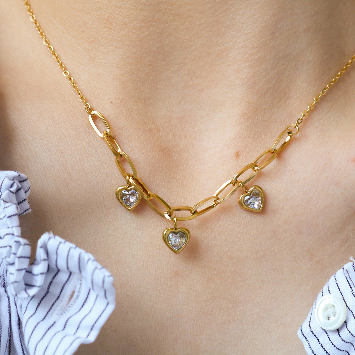 Collier pendentif classique Ins Wind Independent Station Love en forme de cœur en acier inoxydable, chaîne de pull en acier titane or 18 carats