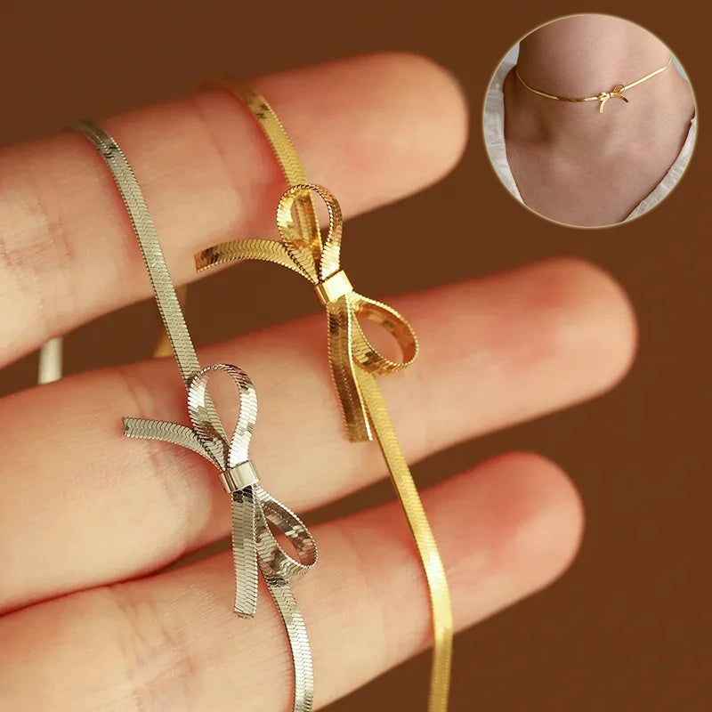 Collier tendance en acier inoxydable plaqué or avec nœud papillon pour femme, chaîne serpent, élégant, design de niche, breloques, ras du cou, bijoux cadeaux