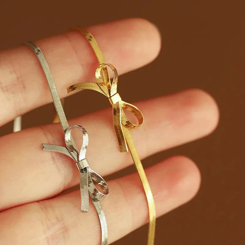 Collier tendance en acier inoxydable plaqué or avec nœud papillon pour femme, chaîne serpent, élégant, design de niche, breloques, ras du cou, bijoux cadeaux