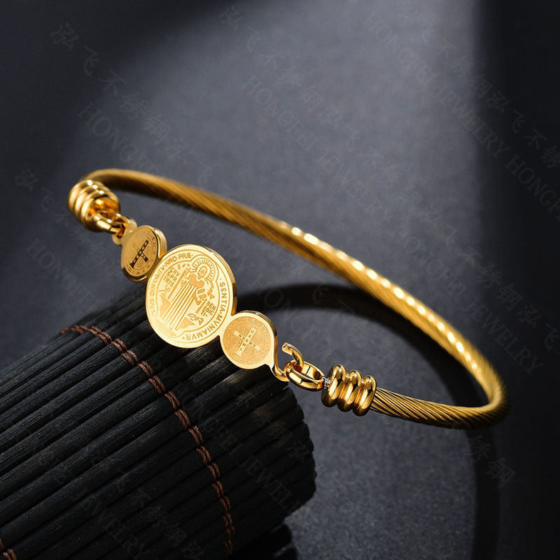 Bracelet en acier inoxydable avec un motif ethnique