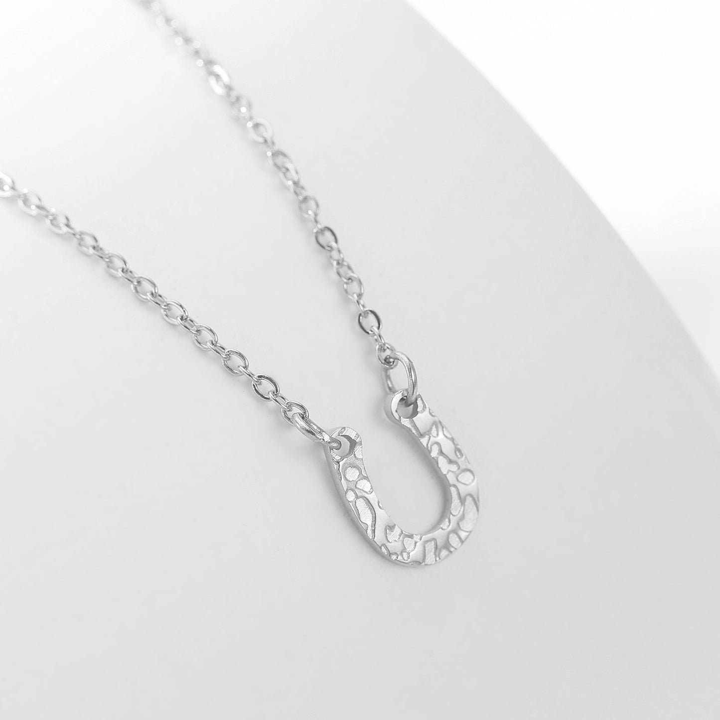 Collier ras du cou minimaliste en acier inoxydable 316L pour femme, pendentif en forme de fer à cheval, lettre U