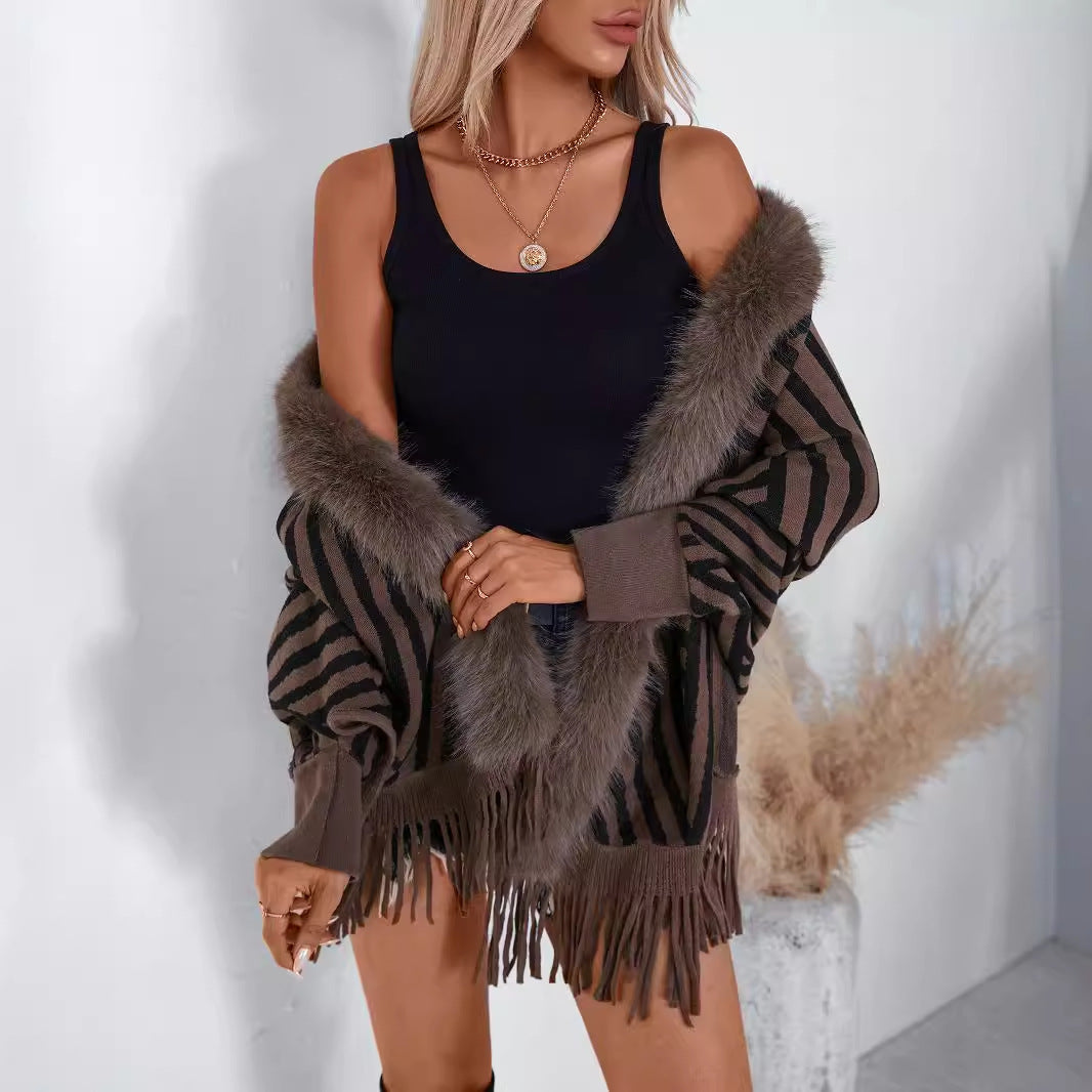 Cape châle tricotée à rayures et pompons