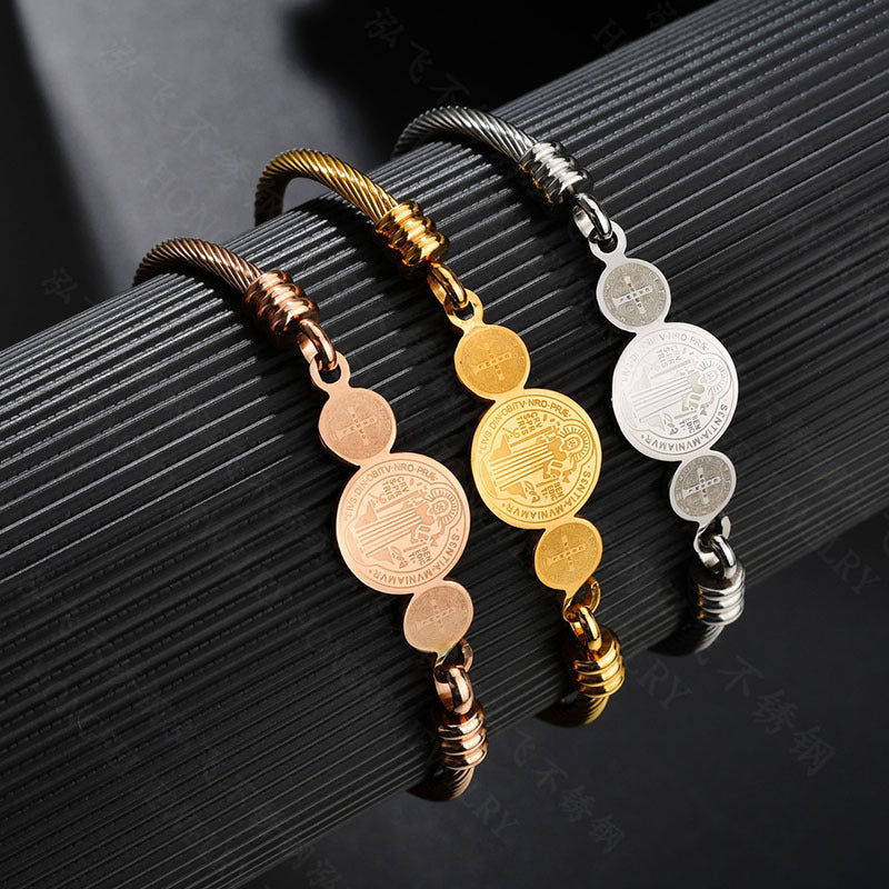 Bracelet en acier inoxydable avec un motif ethnique