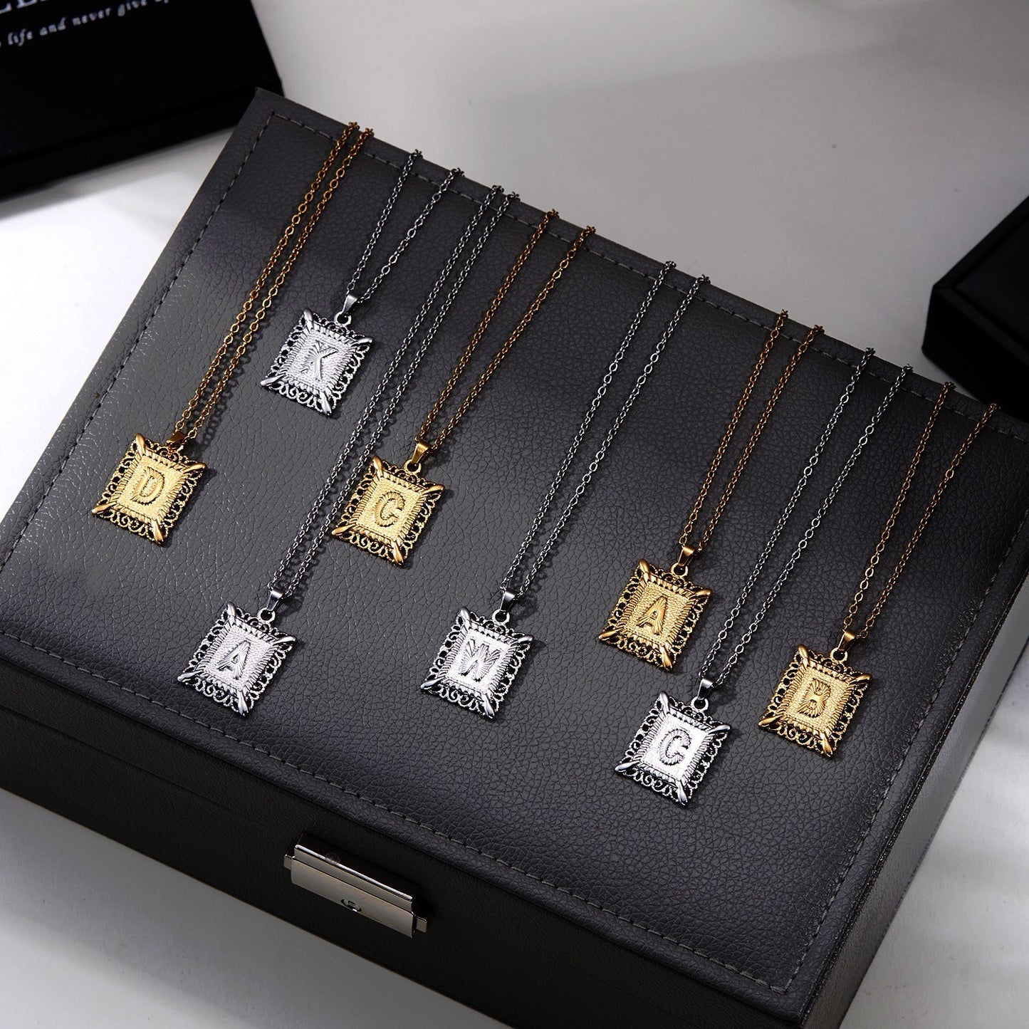 Collier ras du cou en acier inoxydable avec initiales de l'alphabet 26 pour homme et femme, couleur or, idéal pour une fête d'anniversaire ou comme cadeau.