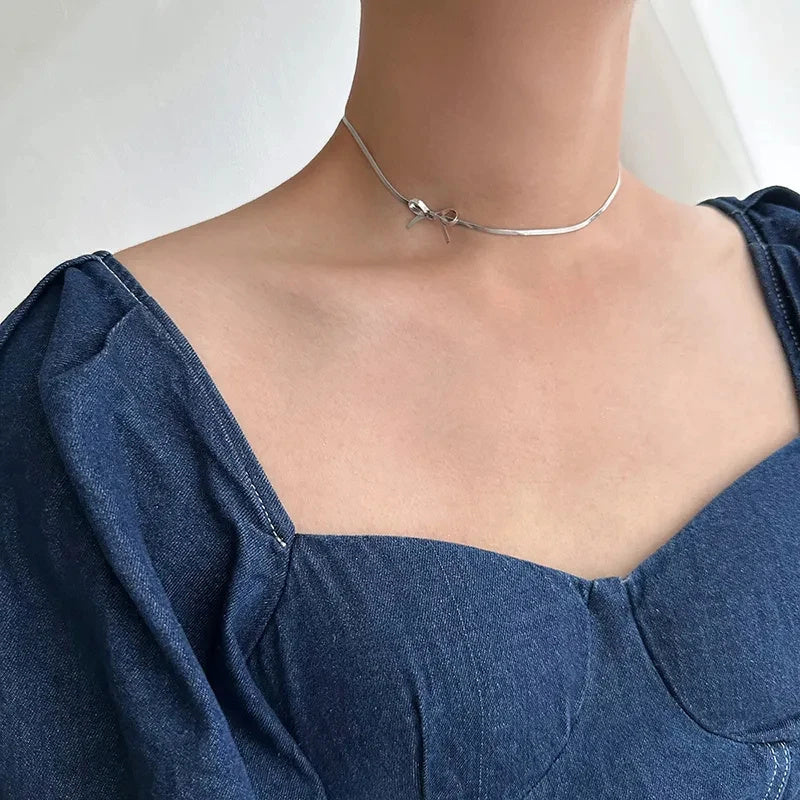 Collier tendance en acier inoxydable plaqué or avec nœud papillon pour femme, chaîne serpent, élégant, design de niche, breloques, ras du cou, bijoux cadeaux