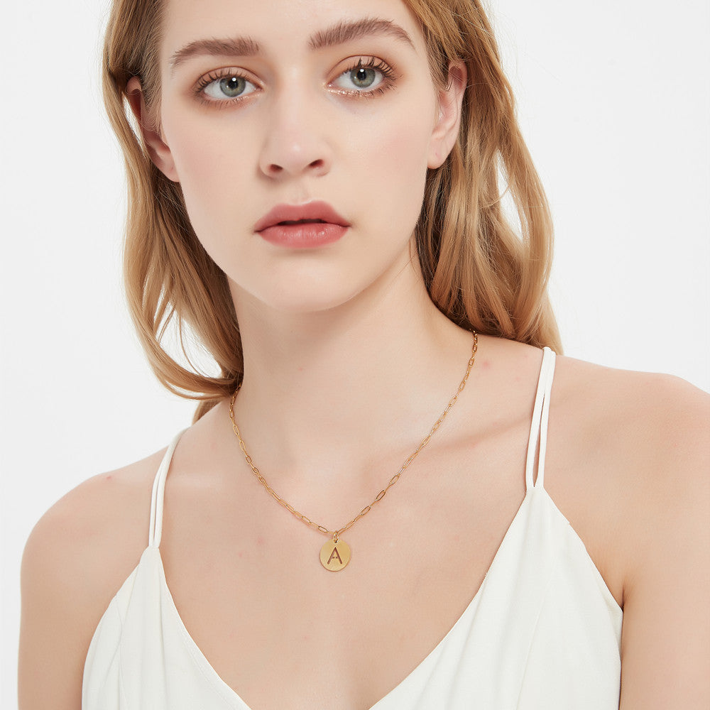 Collier euraméricain en acier inoxydable avec lettres, tendance hip-hop, pendentif creux en 26 lettres anglaises, chaîne de clavicule, accessoires en gros