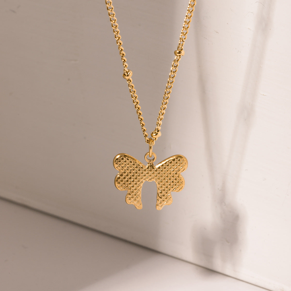 Collier pendentif papillon en acier inoxydable doré 18 carats, exquis et léger