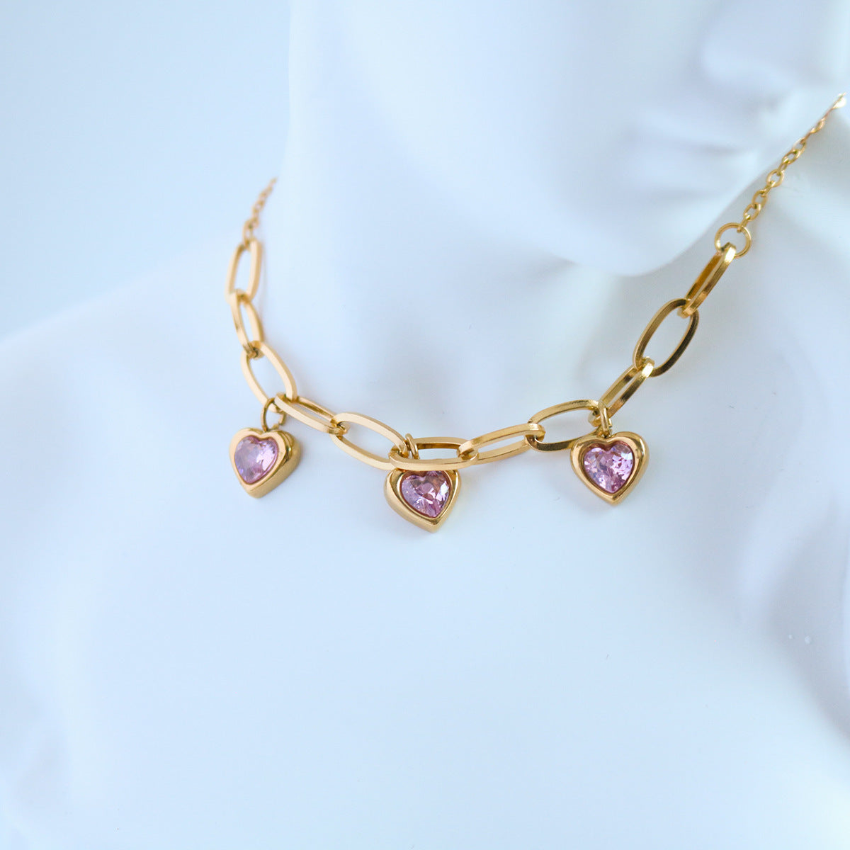 Collier pendentif classique Ins Wind Independent Station Love en forme de cœur en acier inoxydable, chaîne de pull en acier titane or 18 carats